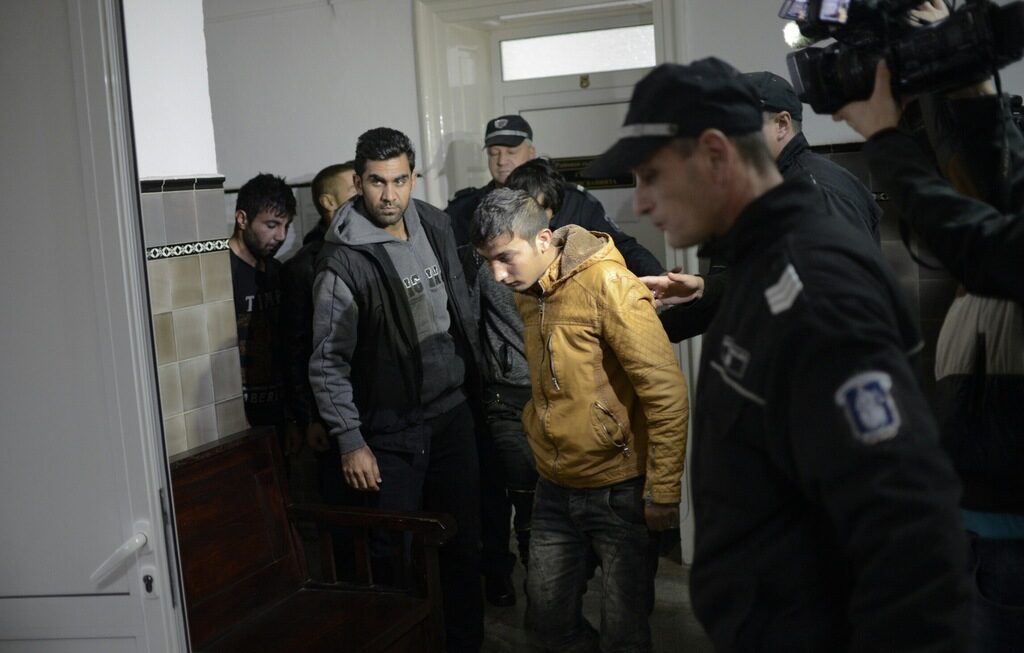 Прокуратурата проверява полицейско насилие срещу двама мигранти