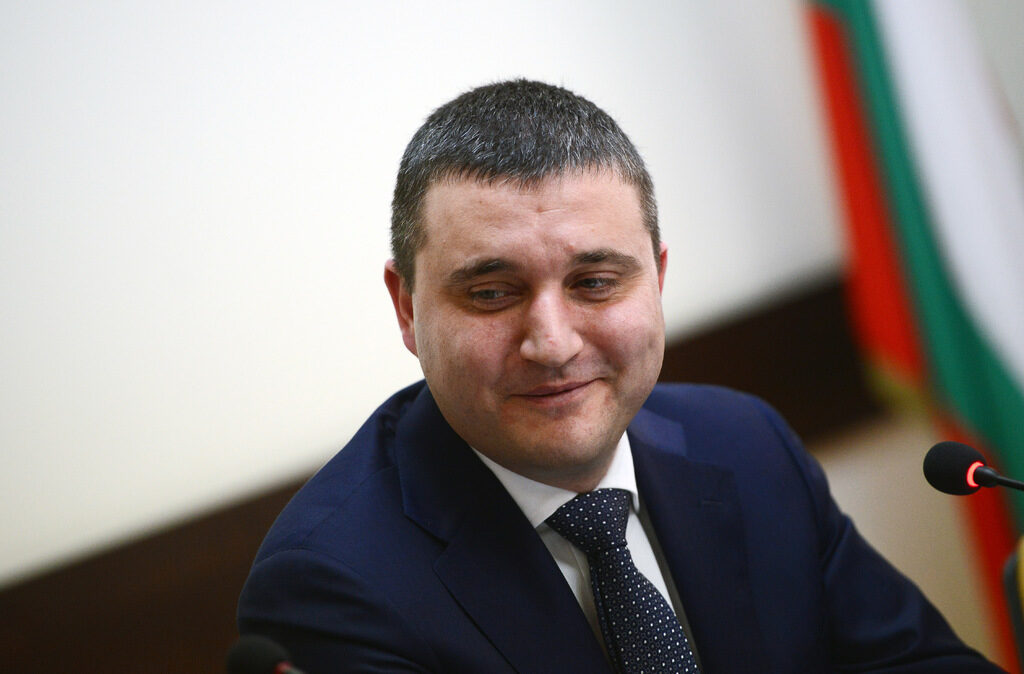 Бюджетът продължава да е на излишък