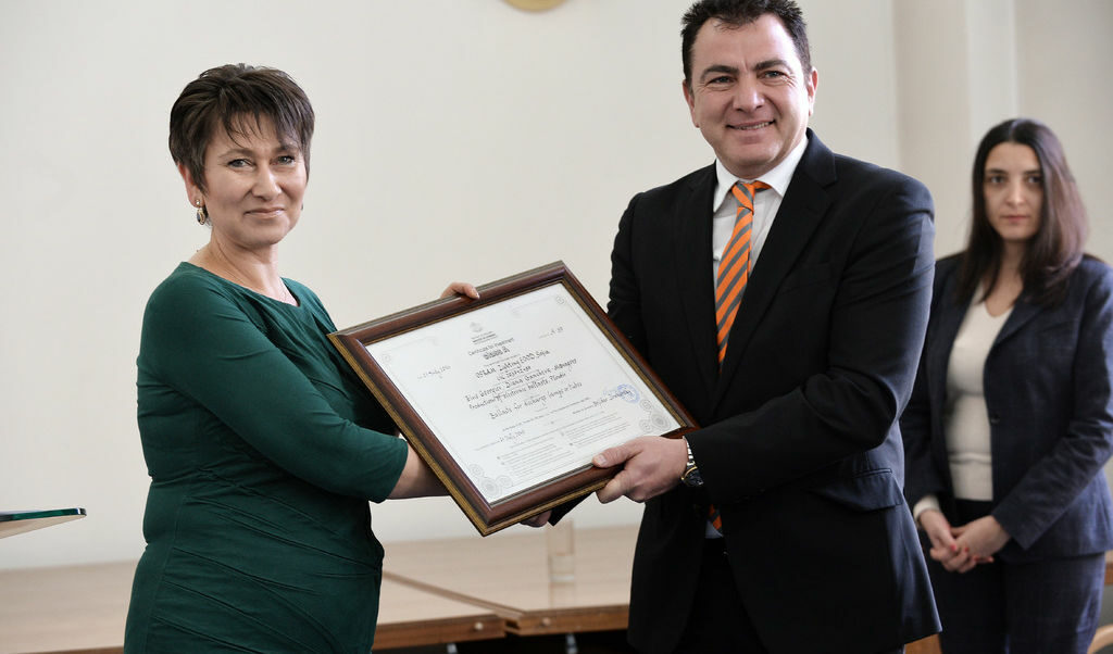 Зам.-министърът на икономиката Даниела Везиева връчва сертификата на изпълнителния директор на "Осрам Лайтинг" Елвис Георгиев.