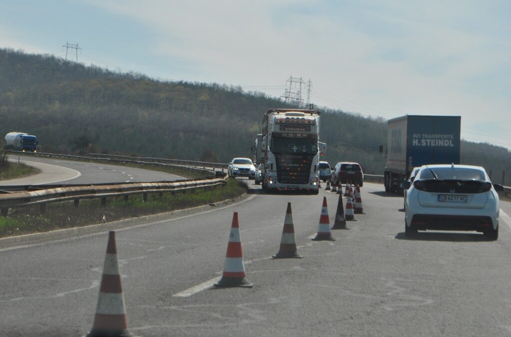 Докато върви ремонтът, движението ще е двупосочо. Докато върви ремонтът, движението ще е двупосочо.