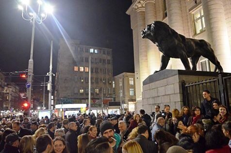 11 декември 2015. Граждани в подкрепа на съдиите, които излязоха в тоги пред Съдебната палата в протест срещу осакатените конституционни промени за реформа на правосъдието.