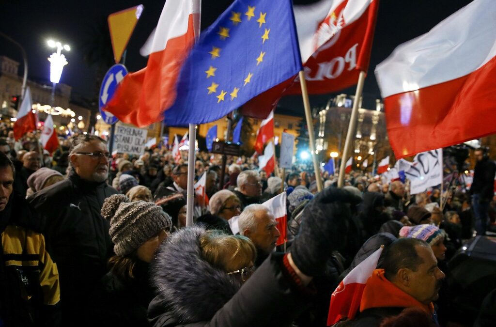 Хиляди протестираха срещу унищожаването на демокрацията в Полша
