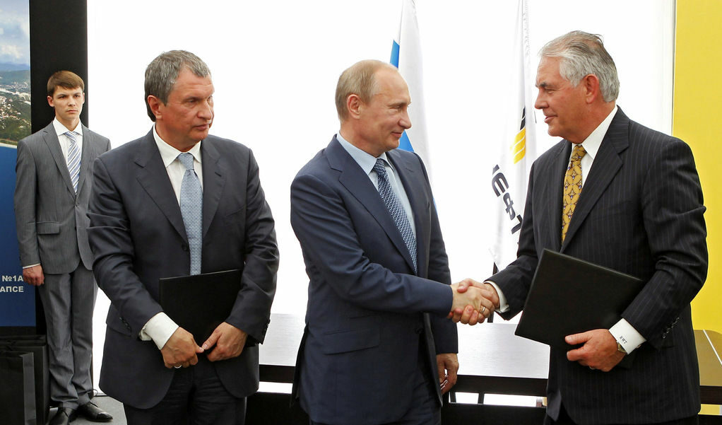 Отляво надясно: главният изпълнителен директор на "Роснефт" Игор Сечин, руският президент Владимир Путин и Рекс Тилърсън.