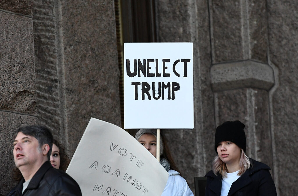 Протестите на недоволни от победата на Доналд Тръмп продължават шест седмици след изборите, включително в Тексас, който традиционно гласува за републиканци.