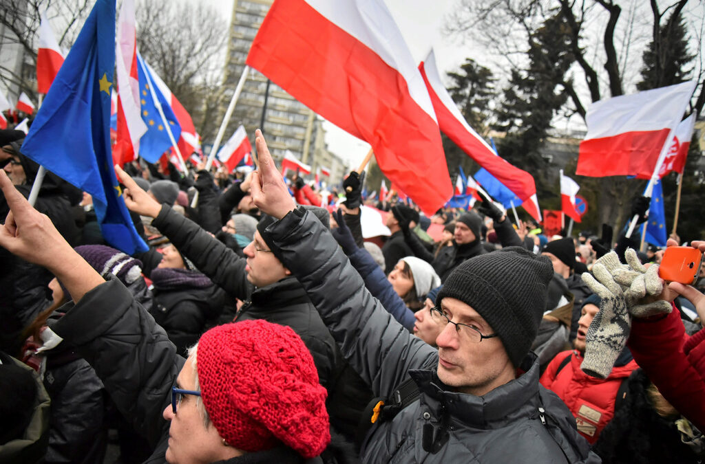 Въпреки призивите от съдии и правозащитни организации опозицията не успява да организира някакъв значим обществен протест срещу действията на управляващата партия.