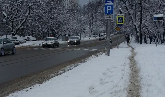 Път към нищото<br />
<br />
Колко ли терабайта се изхабиха безсмислено (мастилото вече не го броим), за да прокламира Столична община как превръща София в Зелена столица, в град на пешеходците, не на колите. Това на думи. Друго си е практиката - пътните платна лъснати като за посещение на Бойко, а пешеходците...те кучета ги яли. Сега като тръгнете от дома си я пак си помислете с колата ли комфортничко да се придвижите или да се рискувате здравето си в Града на пешеходците?! Път към нищото<br />
<br />
Колко ли терабайта се изхабиха безсмислено (мастилото вече не го броим), за да прокламира Столична община как превръща София в Зелена столица, в град на пешеходците, не на колите. Това на думи. Друго си е практиката - пътните платна лъснати като за посещение на Бойко, а пешеходците...те кучета ги яли. Сега като тръгнете от дома си я пак си помислете с колата ли комфортничко да се придвижите или да се рискувате здравето си в Града на пешеходците?!