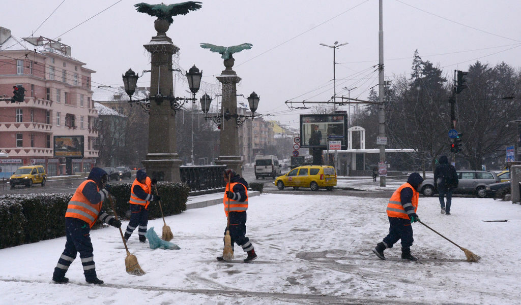 Валежи и сняг ще има през по-голямата част на деня
