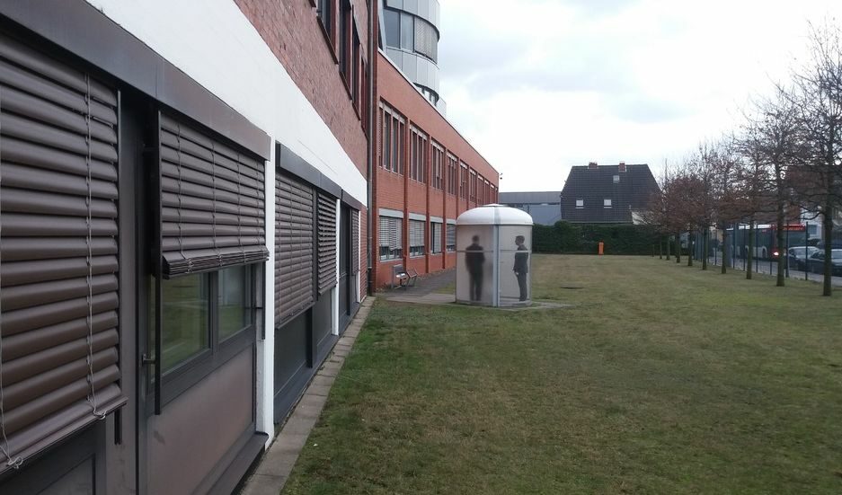 Германският концерн "Rheinmetall Defence Electronics" произвежда елетронни системи за танковете "Леопард 2". Това е пушалнята на концерна. Явно идеята е тези, които пушат, да бъдат излагани на показ, за назидание може би?!