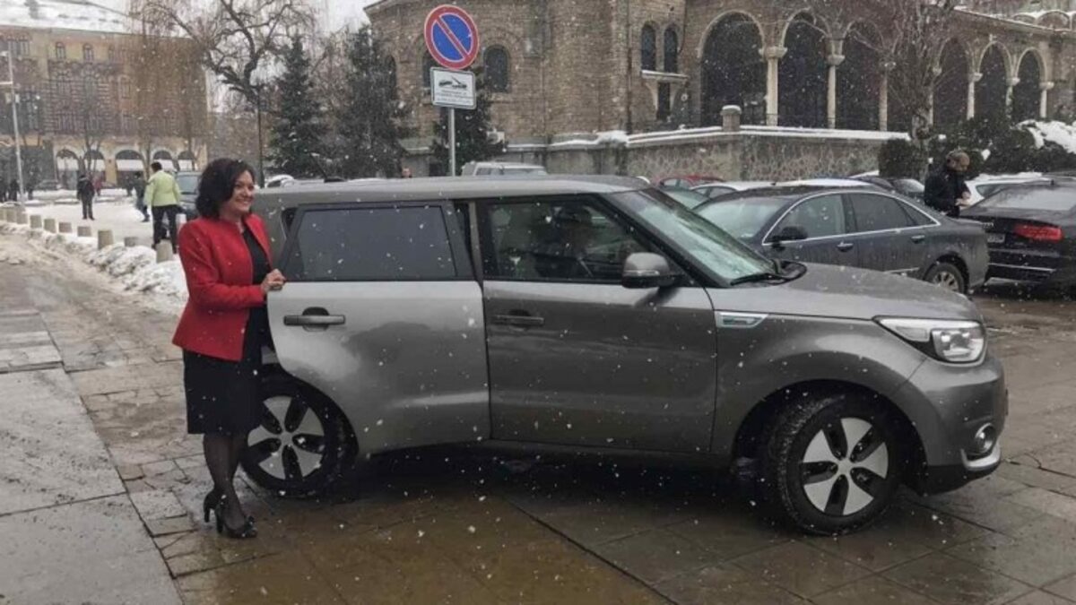 От понеделник служебният автомобил на министъра в оставка е движещият се на ток "Киа Соул" EV.