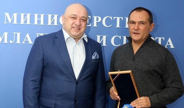 Красен Кралев връчи отличието на Васил Божков Красен Кралев връчи отличието на Васил Божков