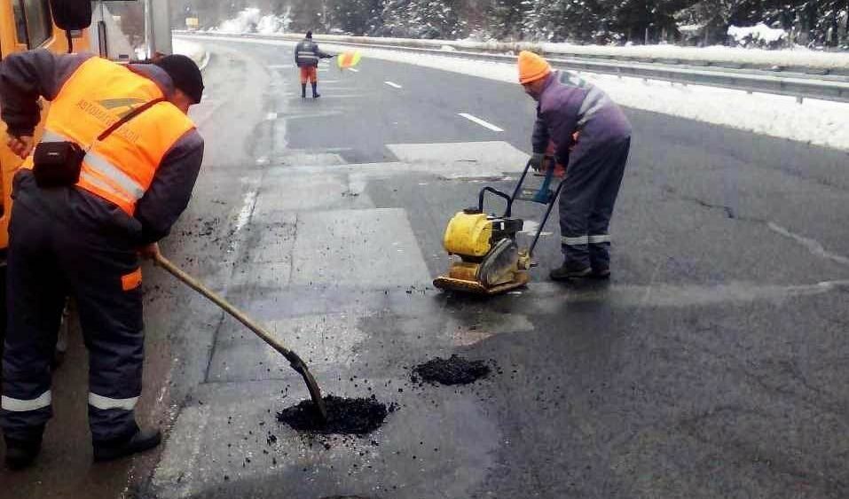 Пътната агенция започна да запълва дупките по три магистрали