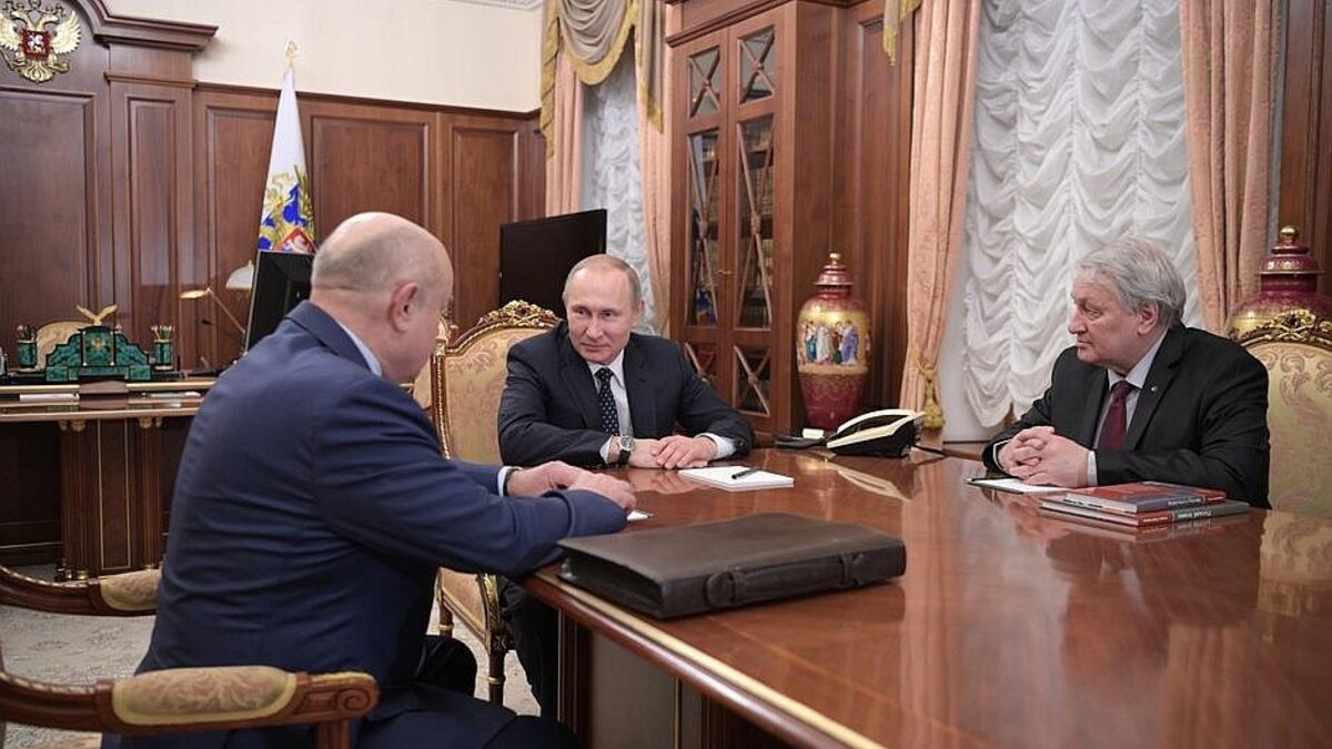 Президентът на Русия Владимир Путин (в средата), доскорошният директор н аРуския институт за стратегически изследвания Леонид Решетников (вдясно) и наследникът му на този пост Михаил Фрадков.