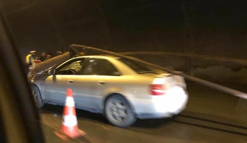Снимката от местопроизшествието е от фейсбук профила на Юлиан Попов, който е минал покрай ударената кола.
