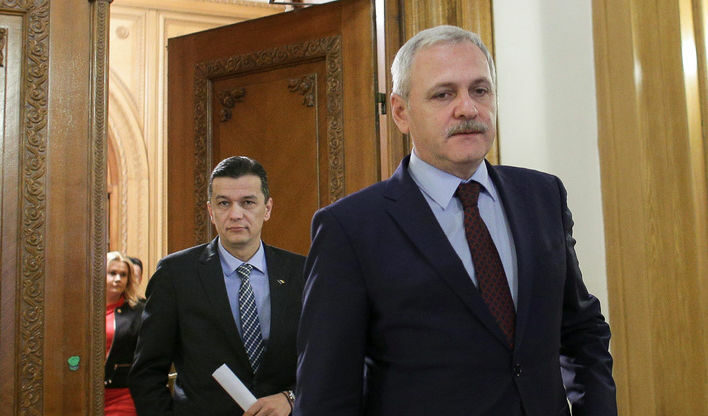 Премиерът Гриндяну (вдясно) и лидерът на управляващата партия Драгня.