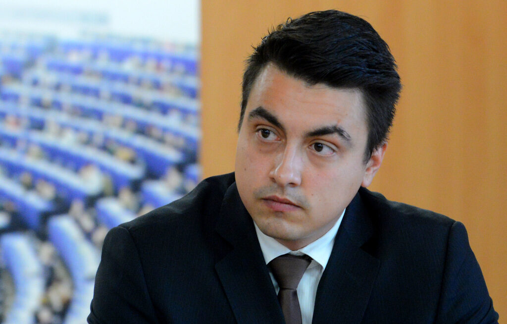 Момчил Неков, който стигна до Европарламента благодарение на съвпадението на номера му в листата - 15 с този на БСП в интегралната бюлетина. Чрез преференциалното гласуване той измести и тогавашния лидер на Левицата Сергей Станишев.