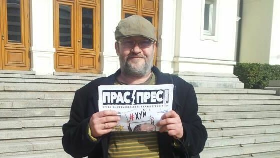 Христо Комарницки позира пред Народното събрание с първия брой на вестник "Прас-прес".