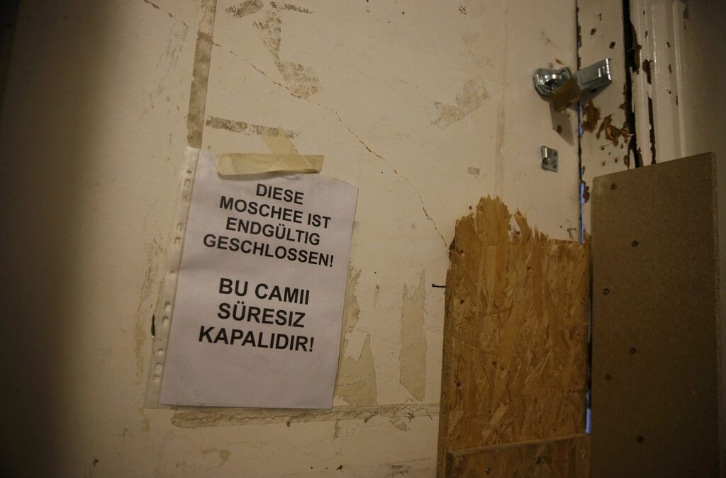 "Джамията е затворена", пише на бележката, поставена на вратата на храма в Берлин.