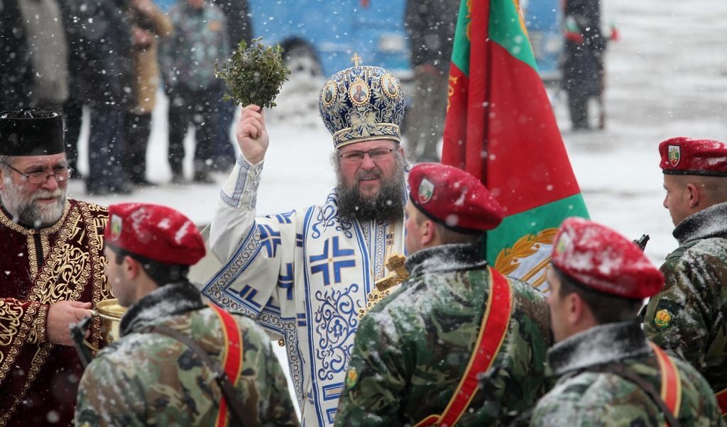 Архив: Освещаване на бойните знамена, или две от най-уважаваните от българите институции на едно място