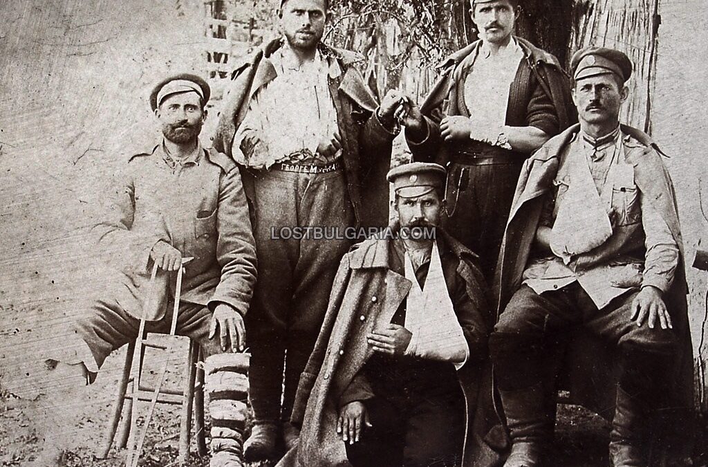 Фотография за спомен на петима бойни другари от военнопленичеството им в Сърбия след Първата световна война, продължило повече от три години, Белград около 1918-19 г. от сайта<a href="http://www.lostbulgaria.com/?s=%D0%9F%D1%8A%D1%80%D0%B2%D0%B0+%D1%81%D0%B2%D0%B5%D1%82%D0%BE%D0%B2%D0%BD%D0%B0+%D0%B2%D0%BE%D0%B9%D0%BD%D0%B0" target="_blank"> "Изгубената България"</a> Фотография за спомен на петима бойни другари от военнопленичеството им в Сърбия след Първата световна война, продължило повече от три години, Белград около 1918-19 г. от сайта<a href="http://www.lostbulgaria.com/?s=%D0%9F%D1%8A%D1%80%D0%B2%D0%B0+%D1%81%D0%B2%D0%B5%D1%82%D0%BE%D0%B2%D0%BD%D0%B0+%D0%B2%D0%BE%D0%B9%D0%BD%D0%B0" target="_blank"> "Изгубената България"</a>