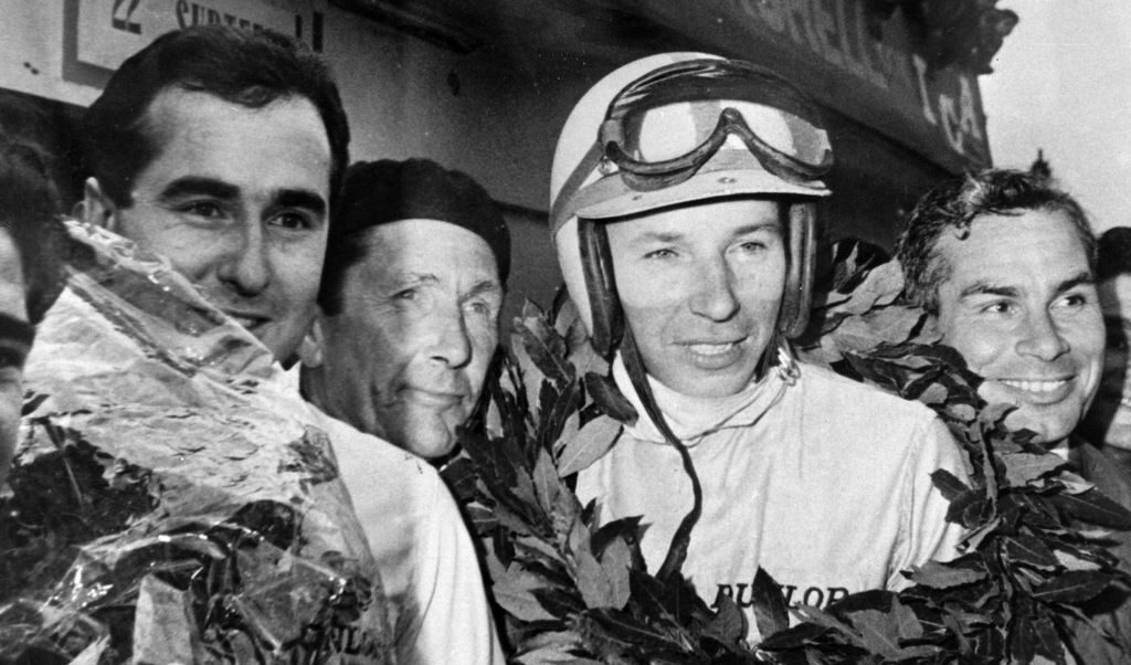 През 1964 г. Съртис става първият и засега единствен пилот със световни титли на две и на четири колела