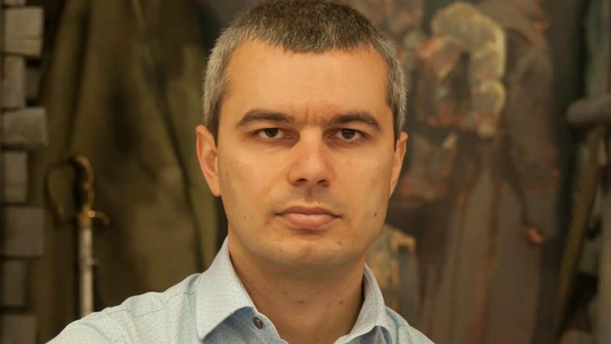 Костадин Костадинов Снимката е от <a href="http://vazrazhdane.bg/%D0%BB%D0%B8%D1%87%D0%BD%D0%BE%D1%81%D1%82%D0%B8/15-%D0%BA%D0%BE%D1%81%D1%82%D0%B0%D0%B4%D0%B8%D0%BD-%D0%BA%D0%BE%D1%81%D1%82%D0%B0%D0%B4%D0%B8%D0%BD%D0%BE%D0%B2" target="_blank">сайта на партията</a>