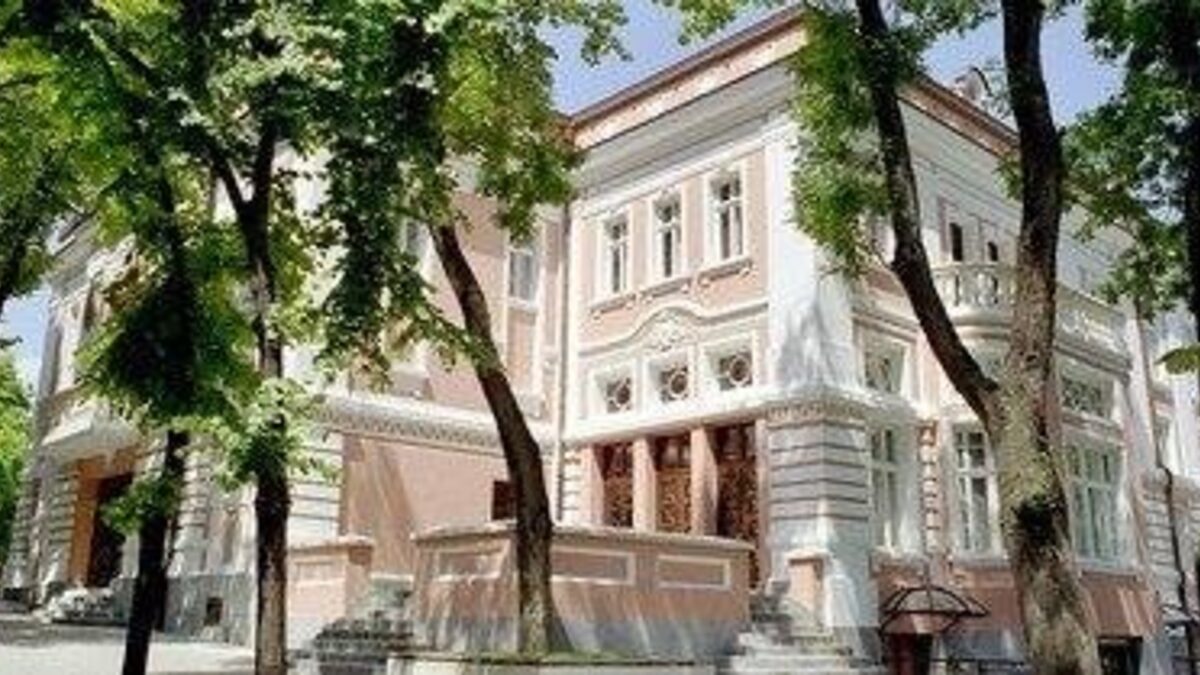 Паметната плоча е монтирана на фасадата на сградата на Драматичния театър "Гео Милев" в Стара Загора.