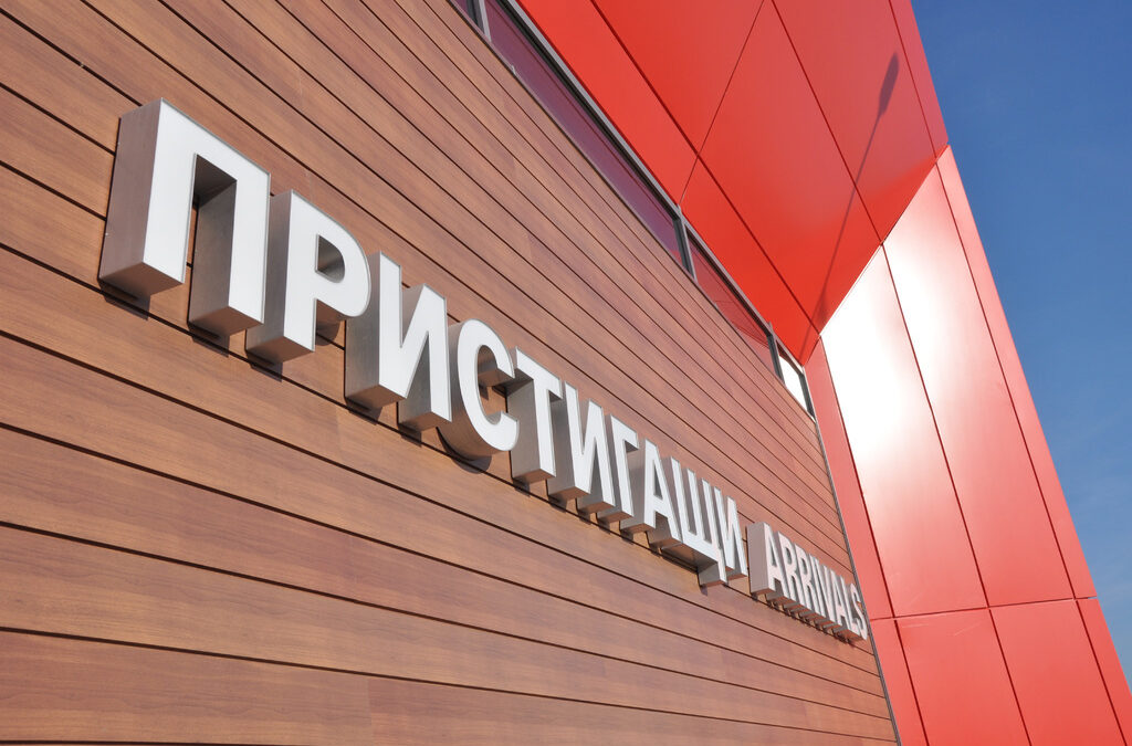 Първите туристи в Слънчев бряг получиха писмо от министъра и по едно лале