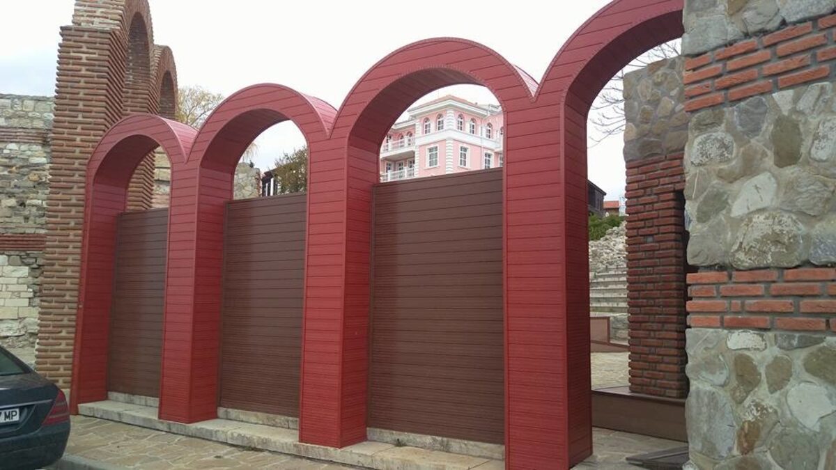 Община Несебър премахва пластмасови арки от амфитеатъра в старинния град