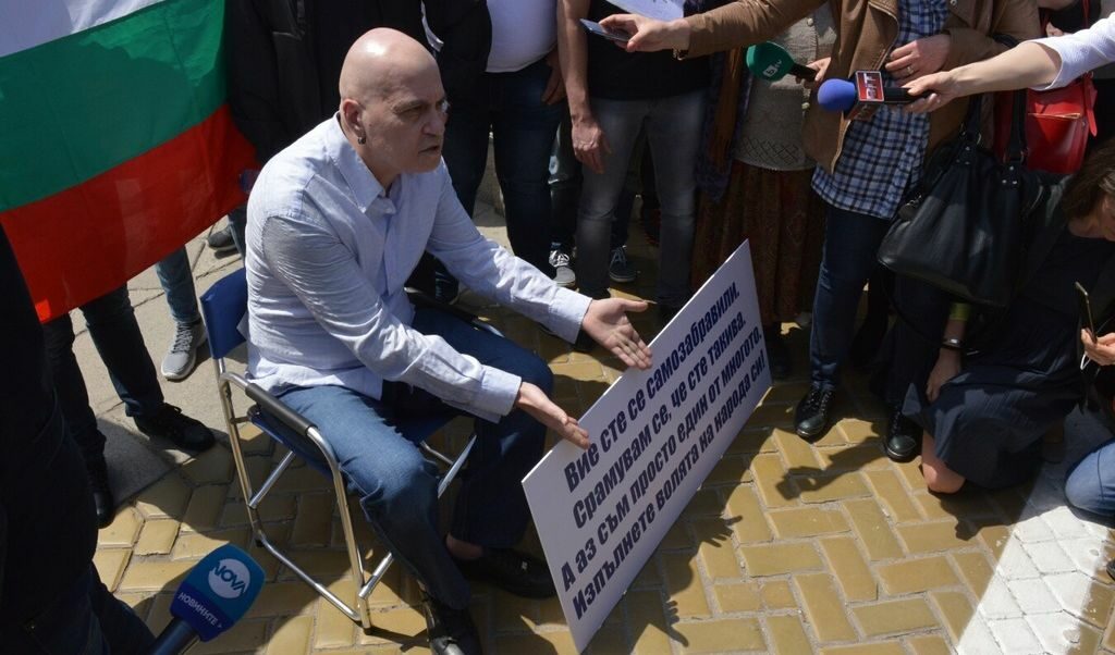Слави Трифонов седна на протест пред парламента с "граждански амбиции" (обновена)
