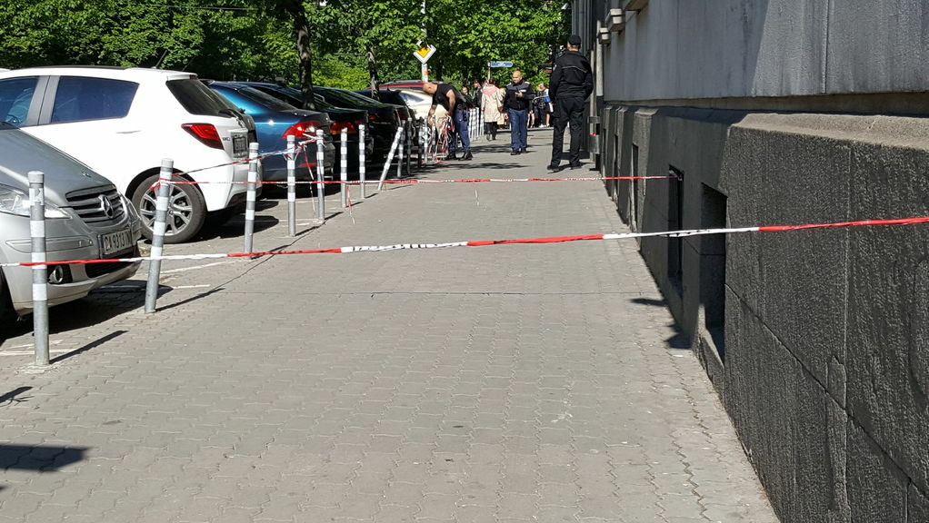 Сигнал за бомба прекъсна делото за референдума на Слави Трифонов (допълнена) Сигнал за бомба прекъсна делото за референдума на Слави Трифонов (допълнена)