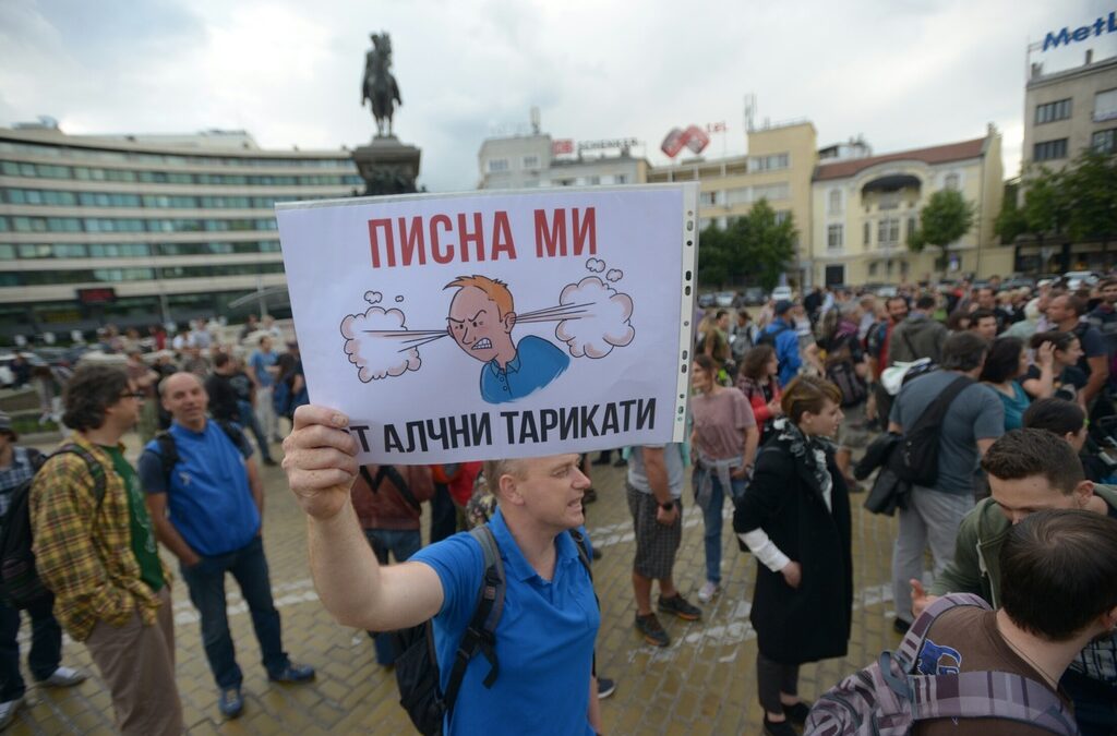 Скандирания "Искаме природа, не искаме бетон" и "Оставка" огласиха протеста.