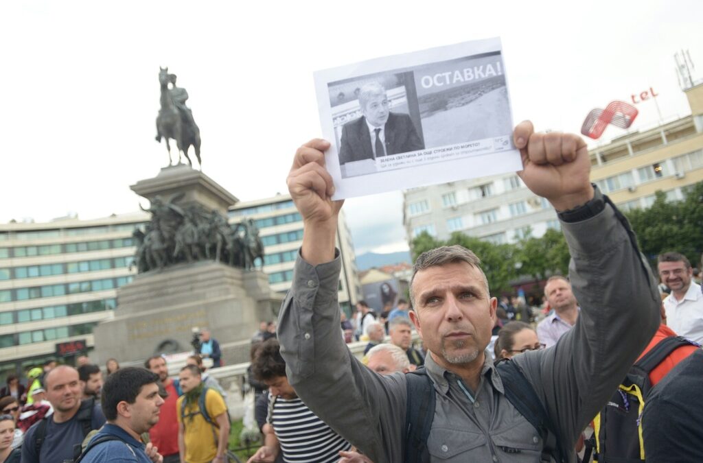 Срещу законопроекта снощи се проведе протест пред Народното събрание. Сред участниците в него бе и алпинистът Боян Петров.