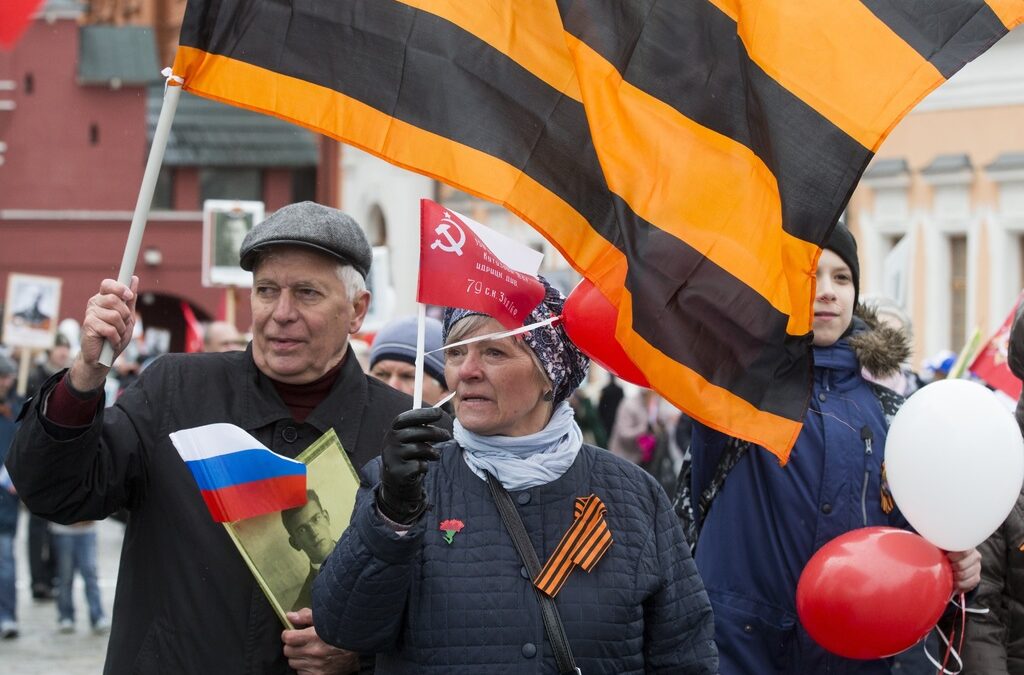 Оранжево-черните ленти днес се свързват с победата на Съветския съюз във Втората световна война и участници в паради за 9 май вече традиционно ги закичват на дрехите си. Те са елемент и от ордените на ветерани от войната.