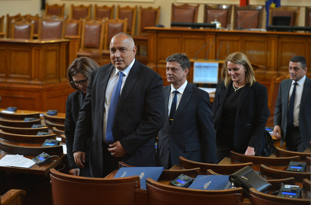 Бойко Борисов влиза в парламентарната зала за първото заседание на новото Народното събрание. ГЕРБ внесе проект за нов изборен кодекс