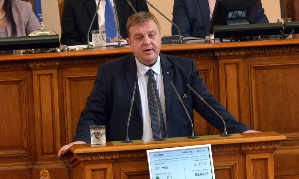 Перката на падналия хеликоптер е закачила пилона на носа на кораб от учението, обяви военният министър