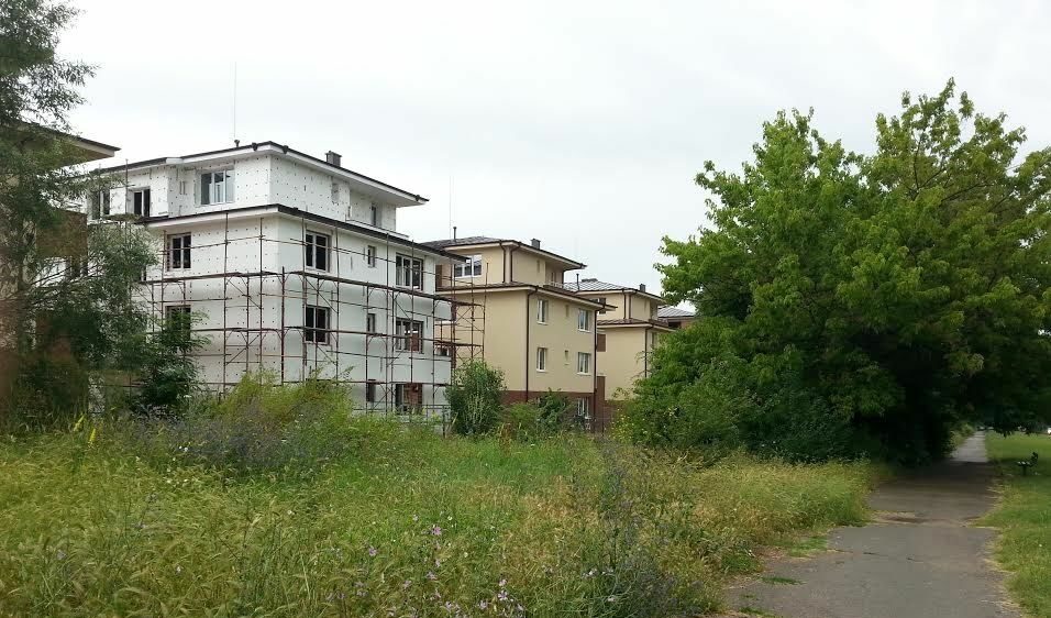 В началото на парка вече са построени малки блокчета. В началото на парка вече са построени малки блокчета.