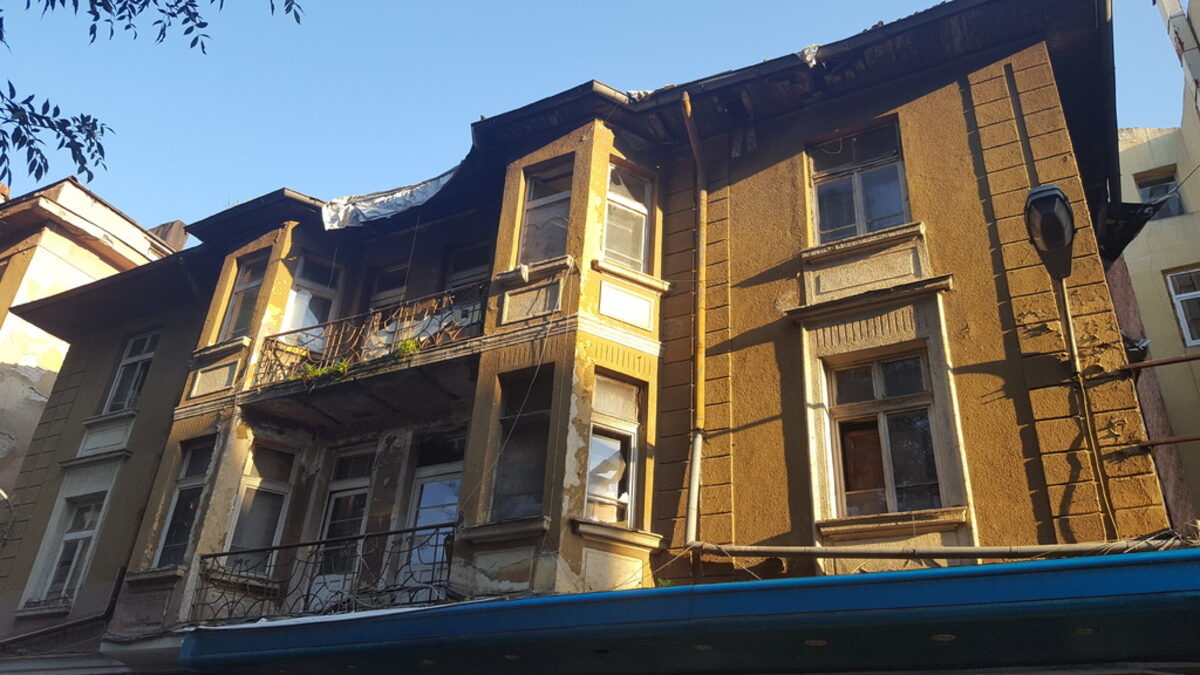 Сградата на улица "Позитано" 1