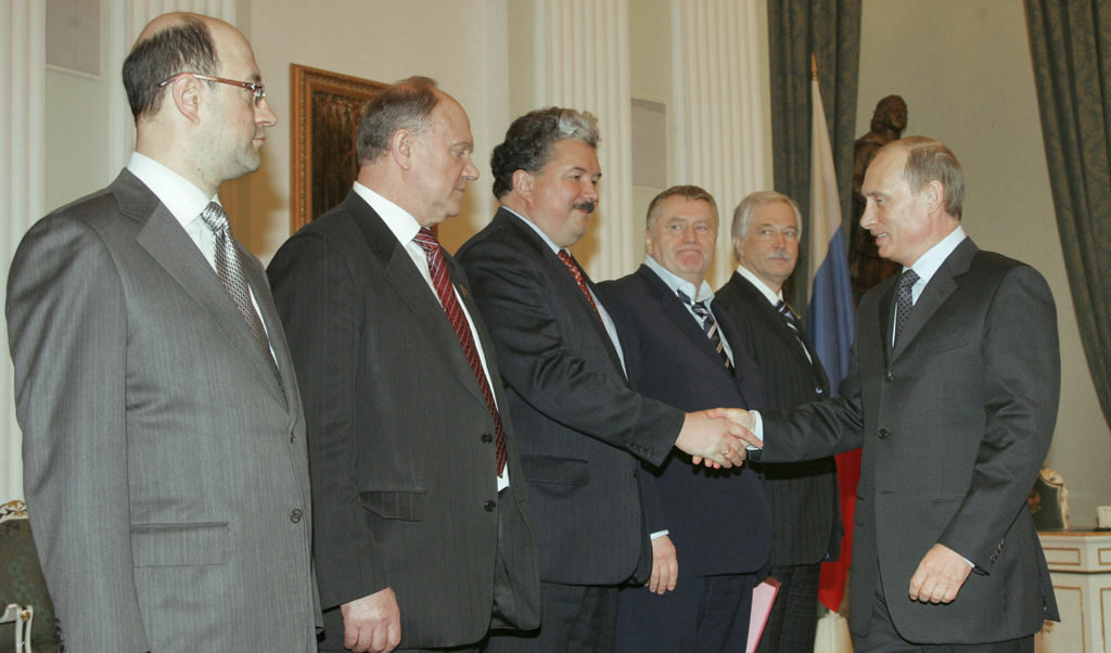 На тази снимка от 2006 г. Александър Бабаков е първият вляво. На тази снимка от 2006 г. Александър Бабаков е първият вляво.