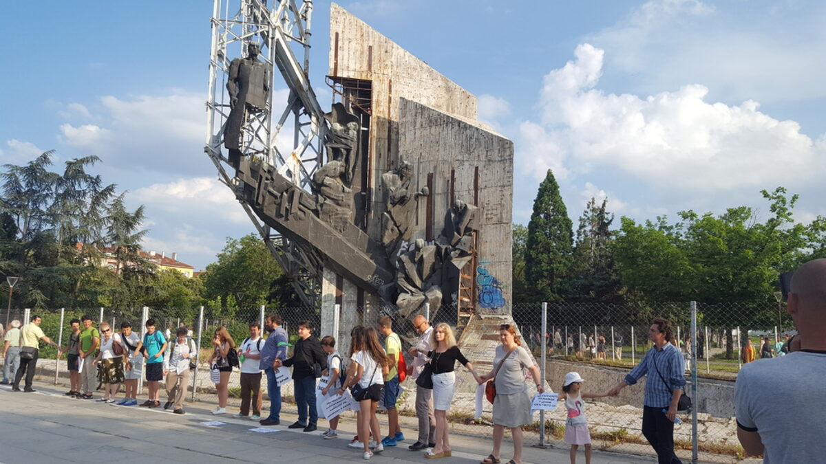 Символичната жива верига