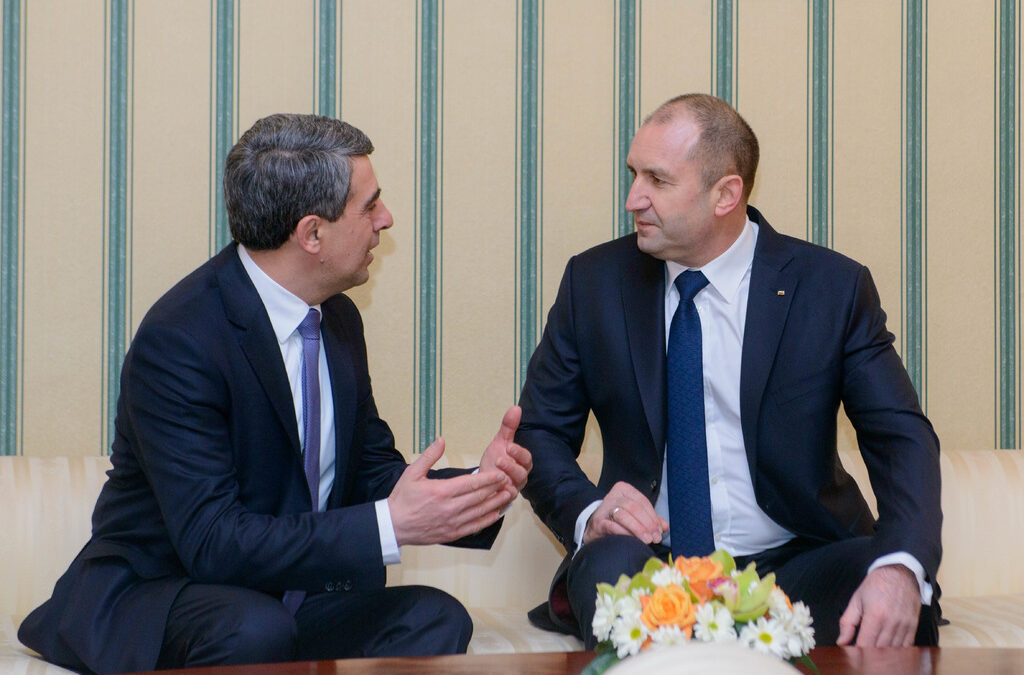 Росен Плевнелиев и Румен Радев. Снимката е архивна.