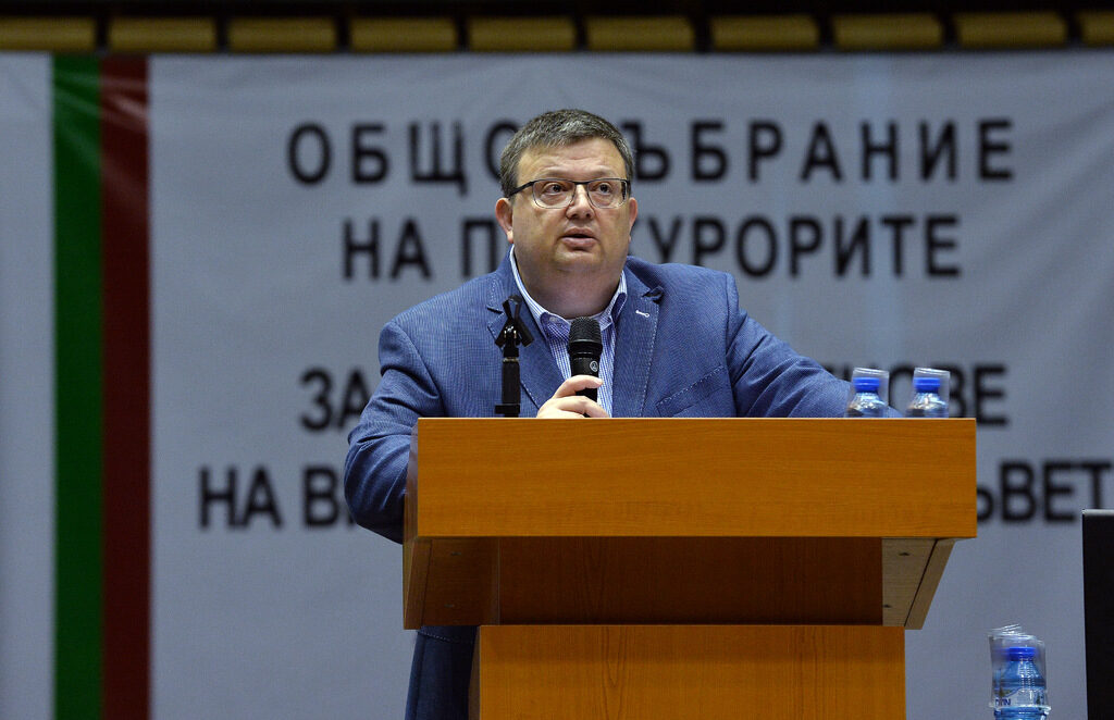 Цацаров поиска уволнение за задържан за връзки с банда прокурор