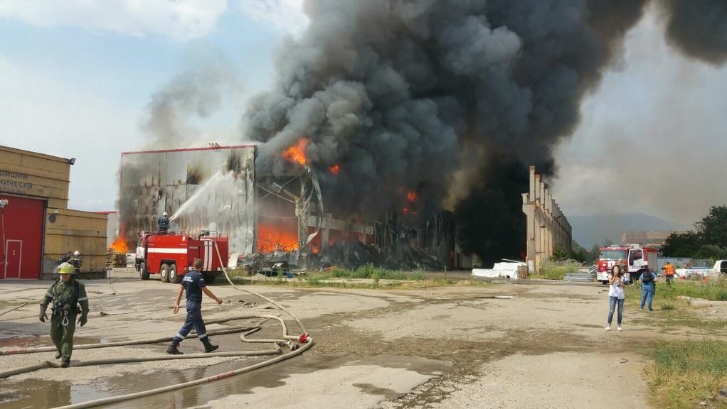 Пожарът в Казичане е овладян, следи се състоянието на въздуха