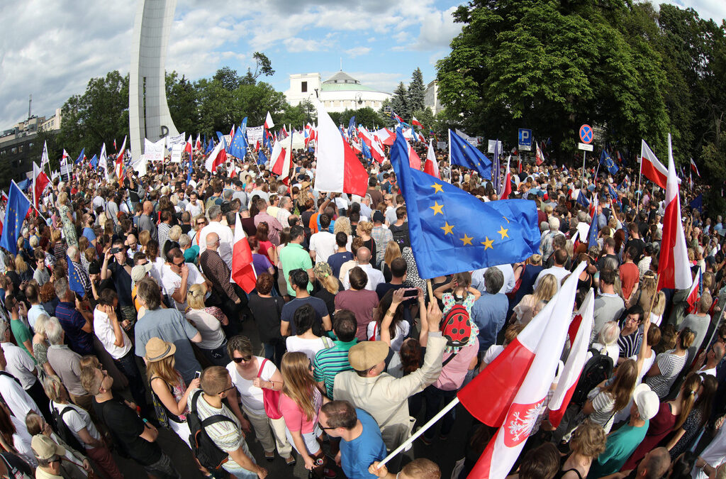 С призиви "Долу, паток!" хиляди протестираха в Полша срещу съдебната реформа С призиви "Долу, паток!" хиляди протестираха в Полша срещу съдебната реформа
