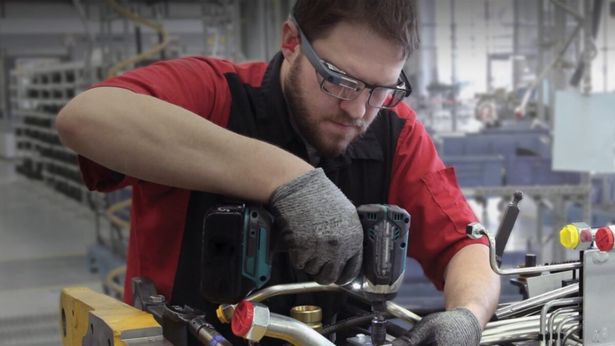 Google Glass се завръща – този път като инструмент в производството Google Glass се завръща – този път като инструмент в производството