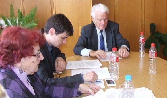 На преден план Миряна Мошева, заедно с ръководството на СГБ Николай Нинов и Васил Панев (в дъното)<br /><strong>Източник:</strong> в. "Тишина" на СГБ, архив 2017 г.