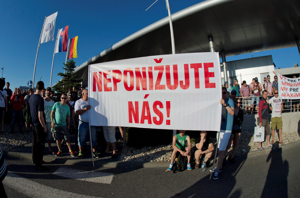 "Не ни унижавайте", пише на плаката на стачкуващите служители на "Фолксваген в Словакия.