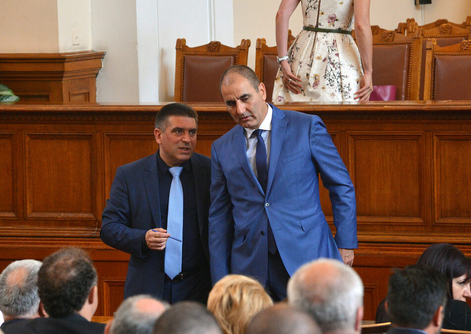 Председателят на правната комисия Данаил Кирилов и председателят на парламентарната група на ГЕРБ Цветан Цветанов