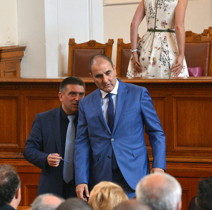 Шефовете на правната комисия Данаил Кирилов и на групата на ГЕРБ Цветан Цветанов по време на приемането на предишните промени в Закона за съдебната власт през 2016 г.