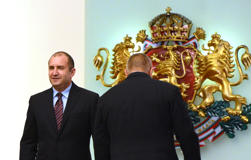 Подкрепеният от БСП Румен Радев (вляво) беше избран за президент на изборите през ноември 2016 г. срещу номинираната от ГЕРБ Цецка Цачева. Днес лидерът на ГЕРБ Бойко Борисов (на снимката в гръб) каза, че партията му не се е стремяла към този пост.