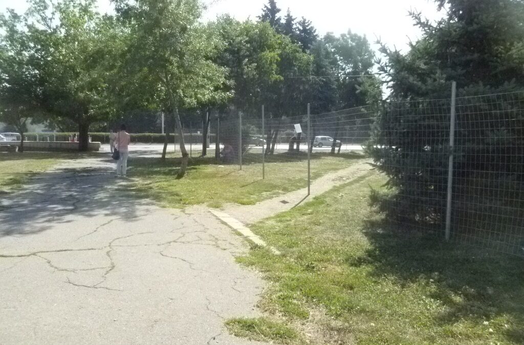 Оградата от едната страна на градинката блокира пътя до близката спирка